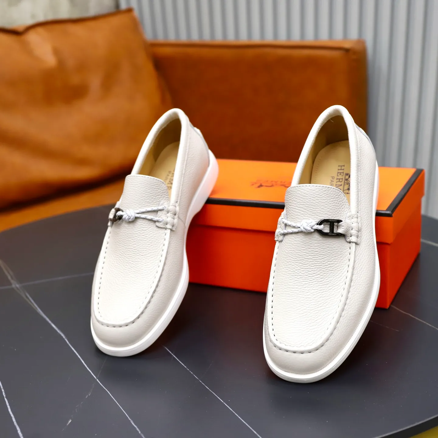 Ex-factory price: 560💰Hermès/Hermès slip-on men's shoes. This shoe is made of imported pebbled cowhide. It has simple and smooth lines and is combined with aerodynamically designed 3CM rubber foam ultra-light soles! Youthful and fashionable, classic H-shaped hardware buckle decoration, calf lining gently wraps the feet, with logo cowhide feet, casual and urban style, highlighting youthful vitality, sports and leisure version, super versatile, code number: 38-39-40-41-42-43-44 standard leather shoe size (45 can be customized but does not support returns)